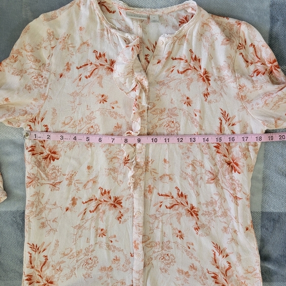 Hinge Cream Red Floral Ruffled Cutout Back Button Down Blouse Size Medium - Picture 8 of 9
